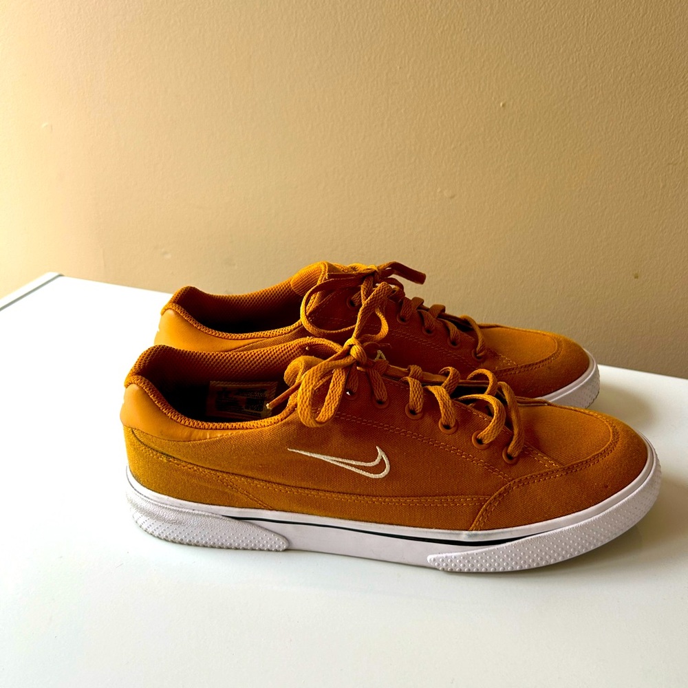 Nike women’s retro gts size 9